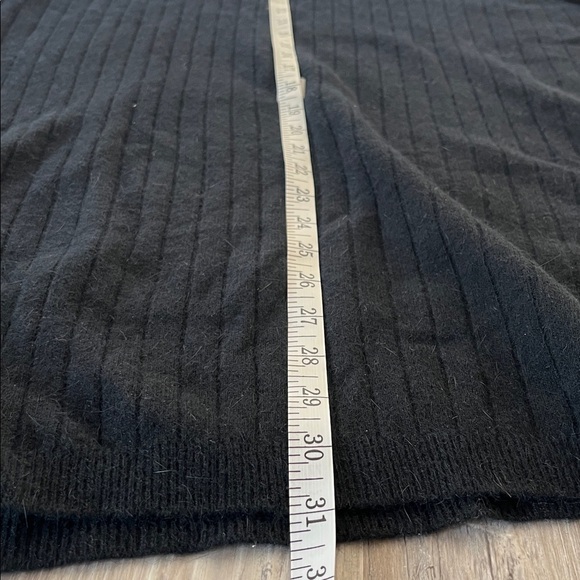 Evan Picone Vintage Black Sweater
Wool Angora Metallic
Floral Sleeves size 2X - Picture 8 of 9